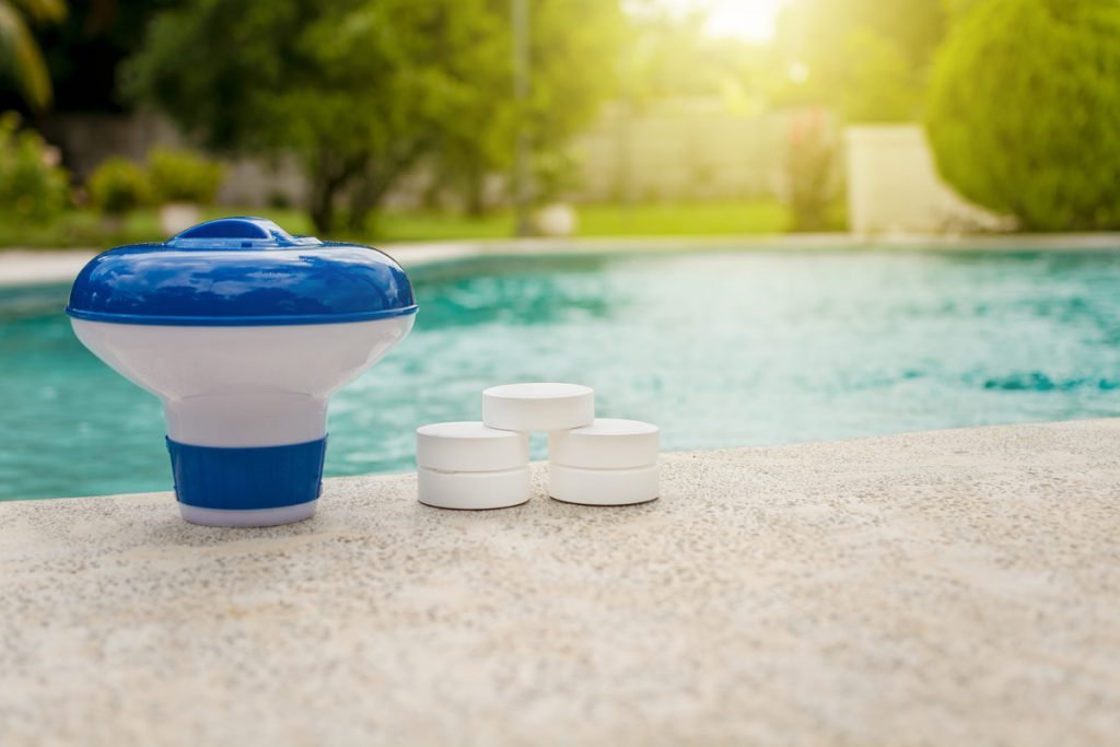 bajar el cloro de la piscina