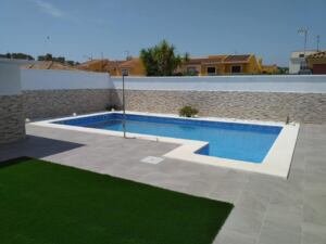 Piscina de obra con revestimiento de gresite en tonos azules