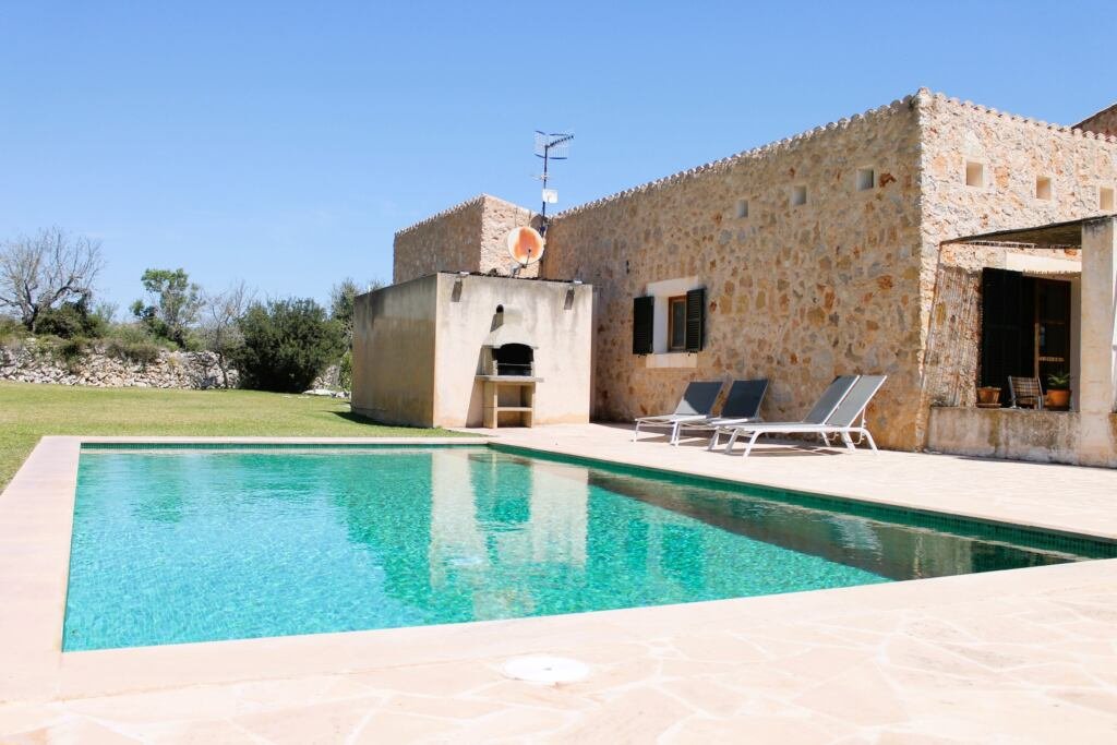 Piscina de hormigón y gresite verde