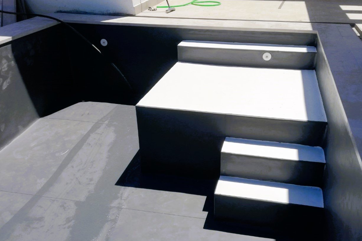 Construcción de una piscina en proceso
